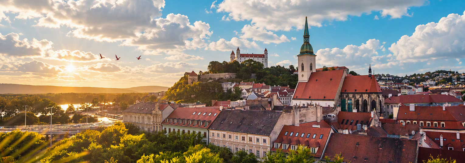 Panoráma Bratislavy s hradom a Dómom svätého Martina