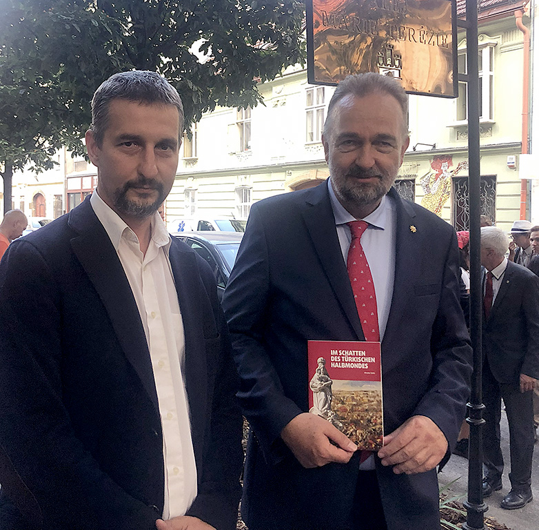 Miroslav Vetrík daroval Karolovi Habsburgovi brožúru: V tieni tureckého polmesiaca