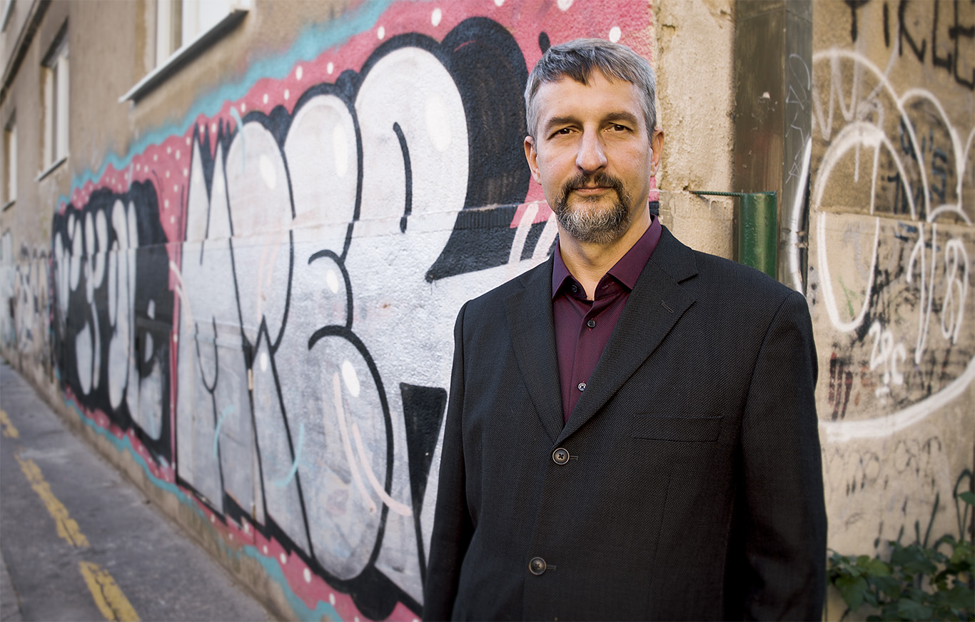 Portrét muža v mestskej uličke s graffito